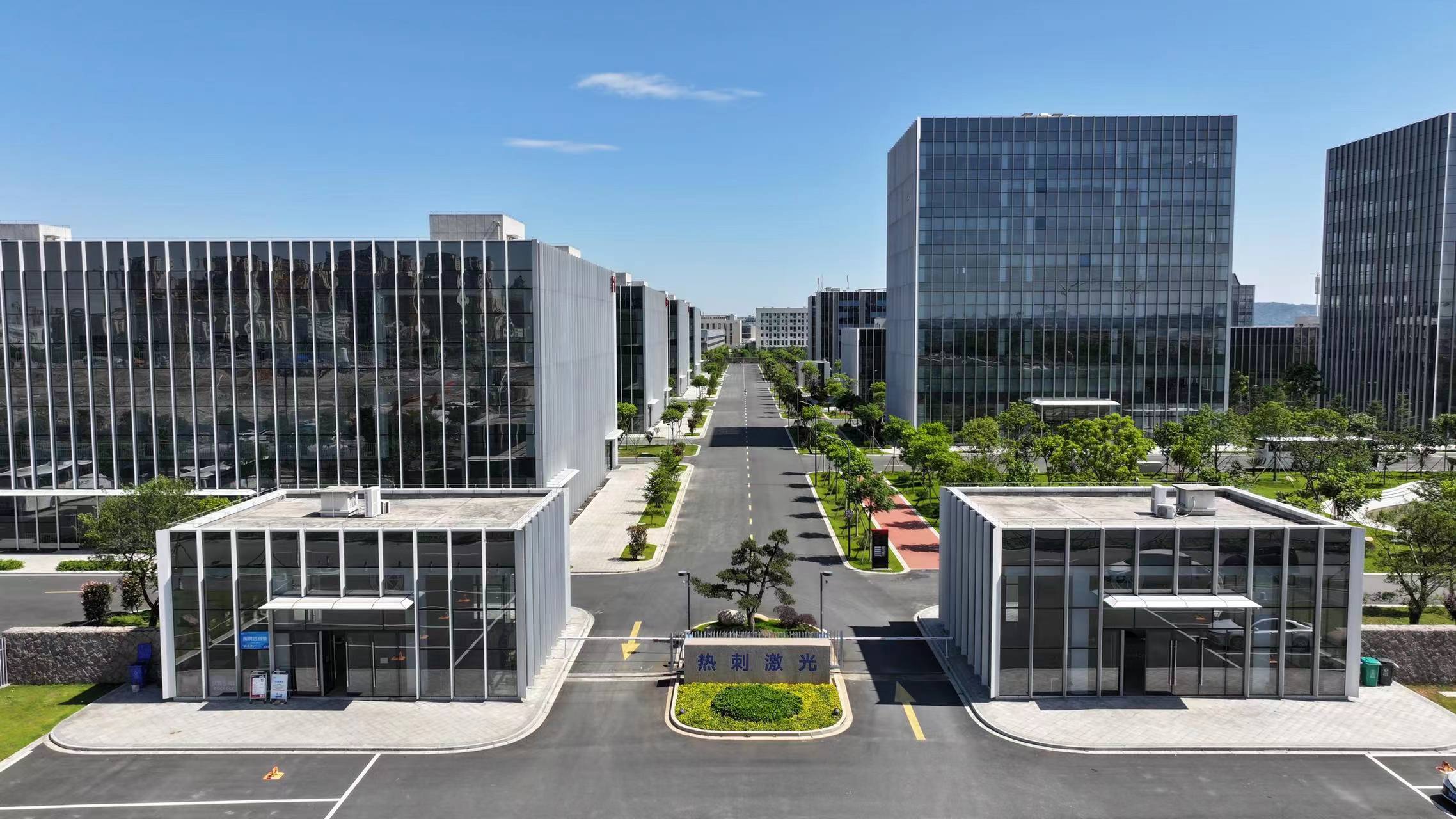 蓄势谋远，追光前行！一起走进热刺激光全球超级工厂